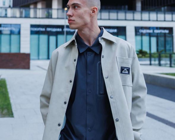 Мужские куртки без утеплителя: идеальный городской ритм в каждом движении